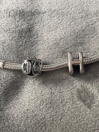 Charm letra H und