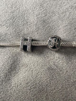Charm letra H und
