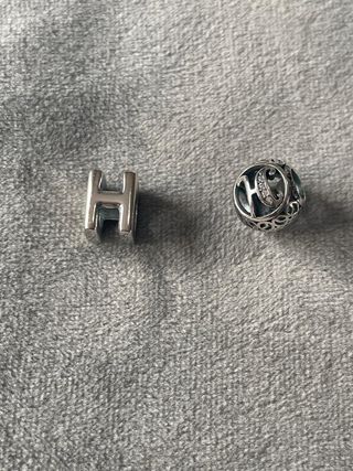 Charm letra H und