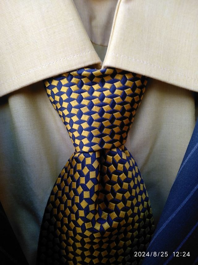 Giacca da uomo con camicia e cravatta