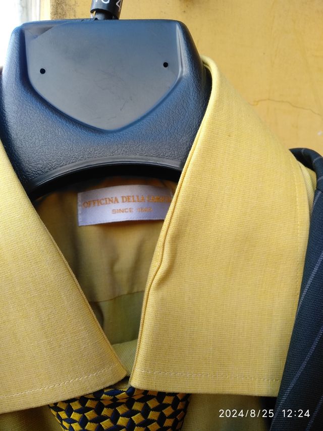 Giacca da uomo con camicia e cravatta