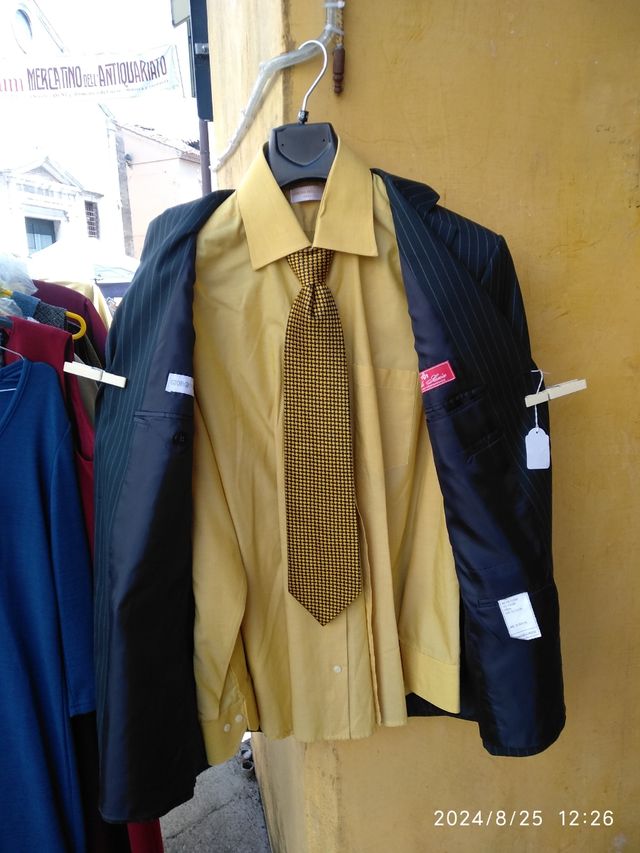 Giacca da uomo con camicia e cravatta