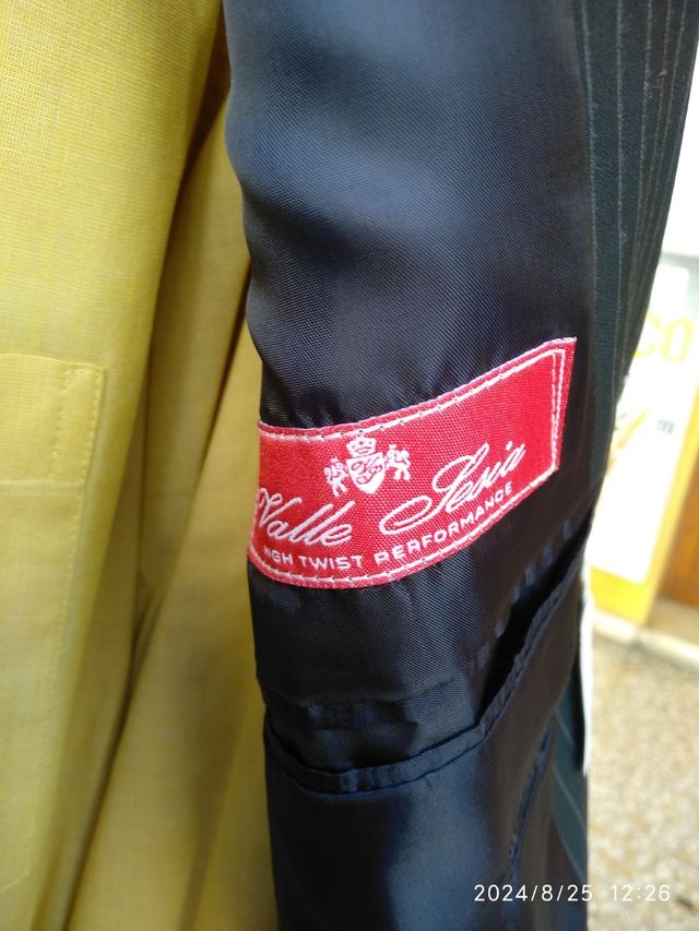 Giacca da uomo con camicia e cravatta