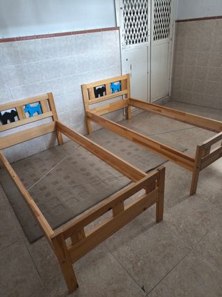 2  pequeñas camas de Ikea de niños