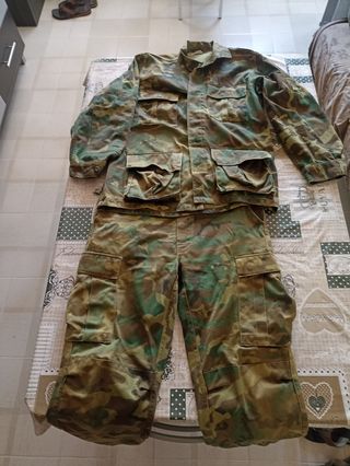 Ropa de camuflaje militar mimetizado.