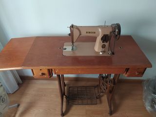 Maquina de coser Singer con mueble