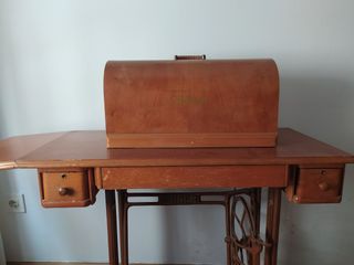 Maquina de coser Singer con mueble