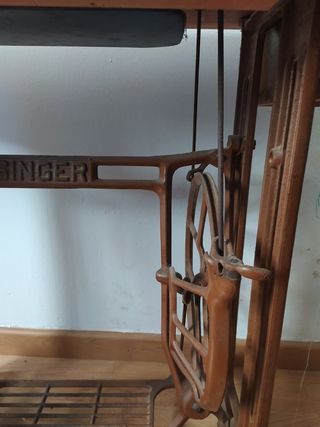 Maquina de coser Singer con mueble
