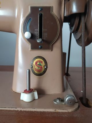 Maquina de coser Singer con mueble