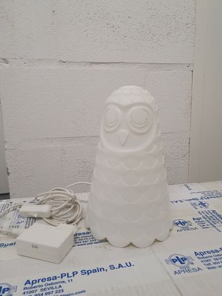 Lámpara blanca mesita de noche.Solbo de Ikea. Buho