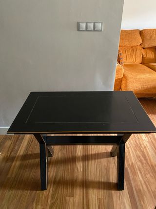 Mesa negra con encanto