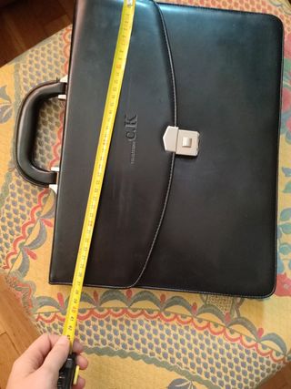 Maletín negro piel Calvin Klein

2x1 
