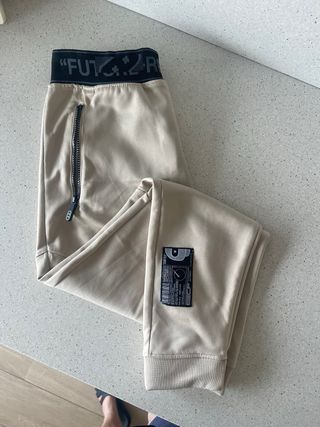 Pantalon chandal bershka color crema