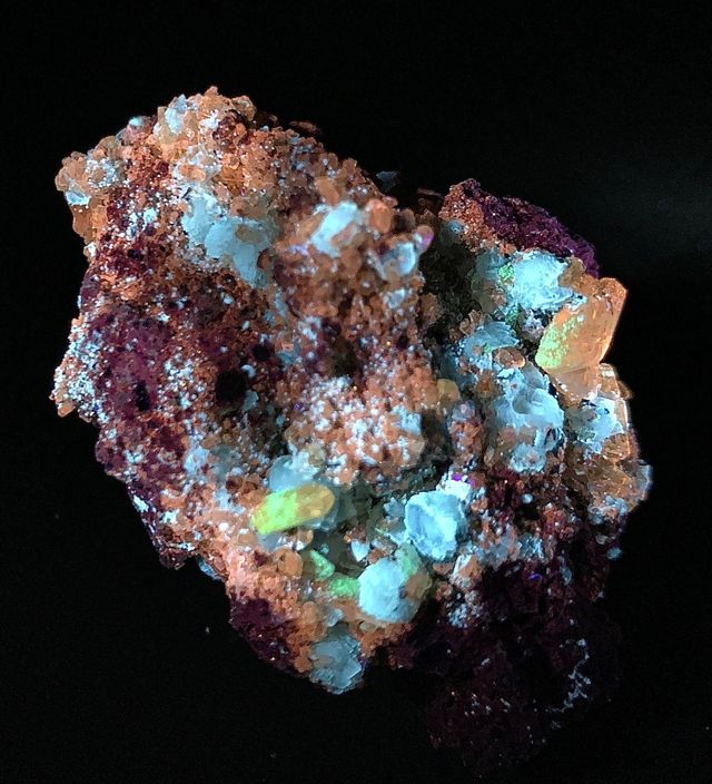 Mineral. Fluorapatito y calcita fluorescentes.
