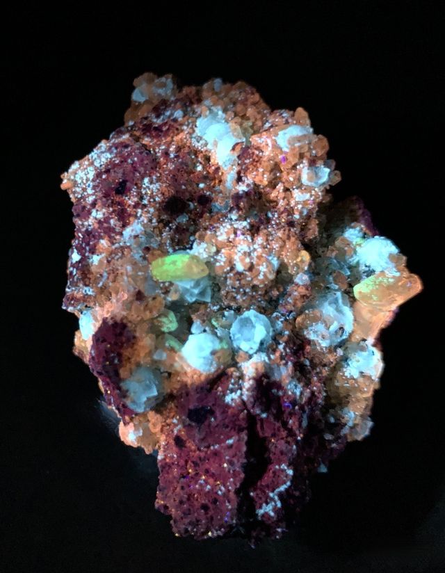 Mineral. Fluorapatito y calcita fluorescentes.