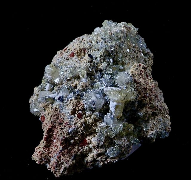 Mineral. Fluorapatito y calcita fluorescentes.