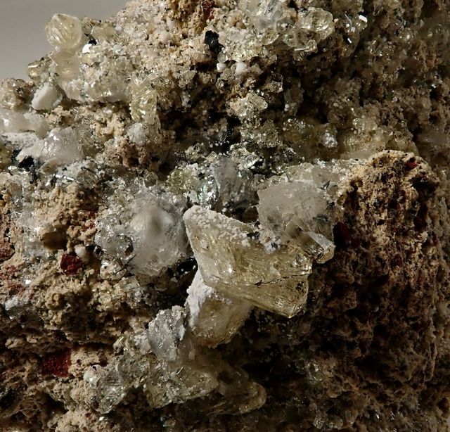 Mineral. Fluorapatito y calcita fluorescentes.