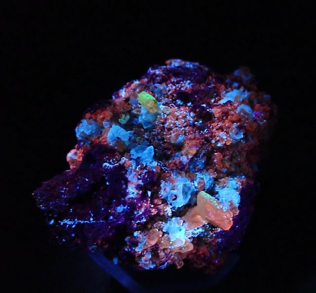 Mineral. Fluorapatito y calcita fluorescentes.