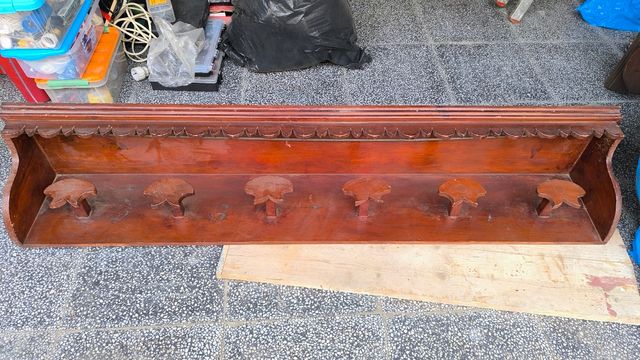 Perchero estantería muy antiguo.