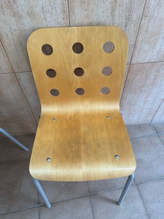 Conjunto sillas madera Ikea y silla giratoria.