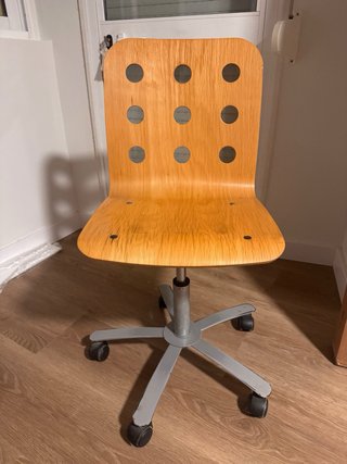 Conjunto sillas madera Ikea y silla giratoria.