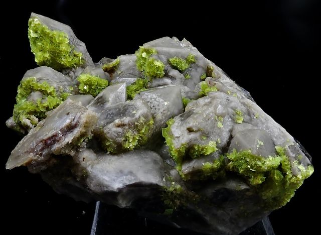 Mineral. Autunita sobre cuarzo.