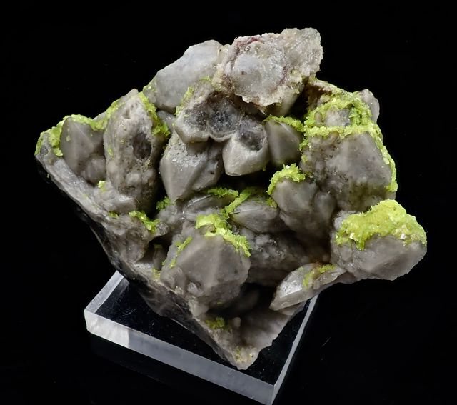 Mineral. Autunita sobre cuarzo.