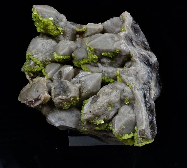 Mineral. Autunita sobre cuarzo.