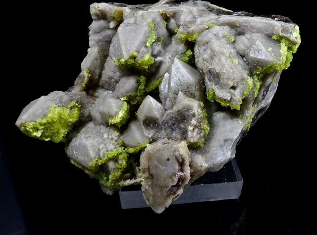 Mineral. Autunita sobre cuarzo.