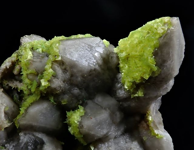 Mineral. Autunita sobre cuarzo.