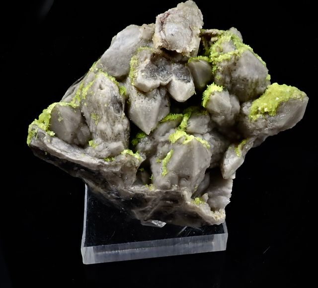 Mineral. Autunita sobre cuarzo.