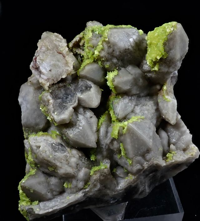 Mineral. Autunita sobre cuarzo.