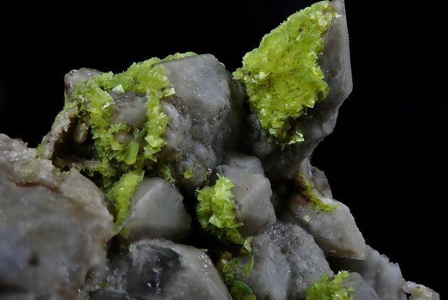 Mineral. Autunita sobre cuarzo.