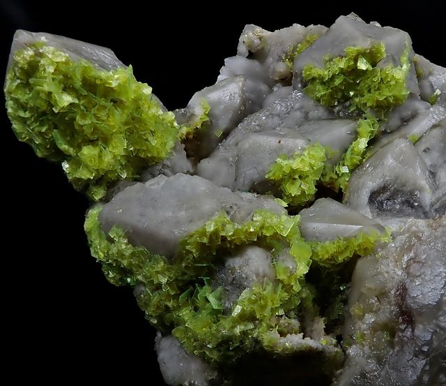 Mineral. Autunita sobre cuarzo.