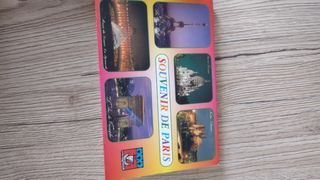 Souvenir e Parigi cartoline