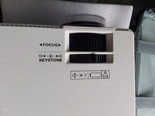 Proyector y pantalla gigante