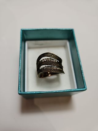 Anillo dorado con piedras brillantes 