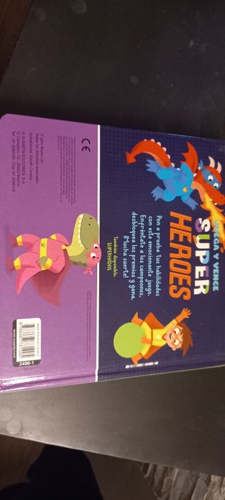 Libro con máquina agua