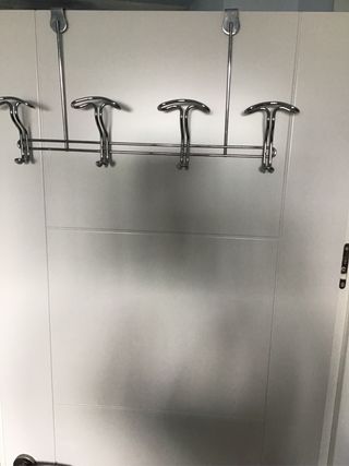 Perchero cromado para puerta