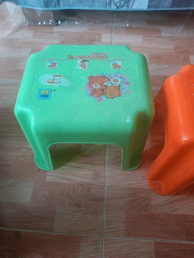 Dos taburetes infantiles