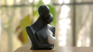 escultura pareja amor