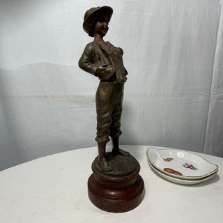 Figura niño en bronce patinado