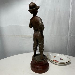 Figura niño en bronce patinado
