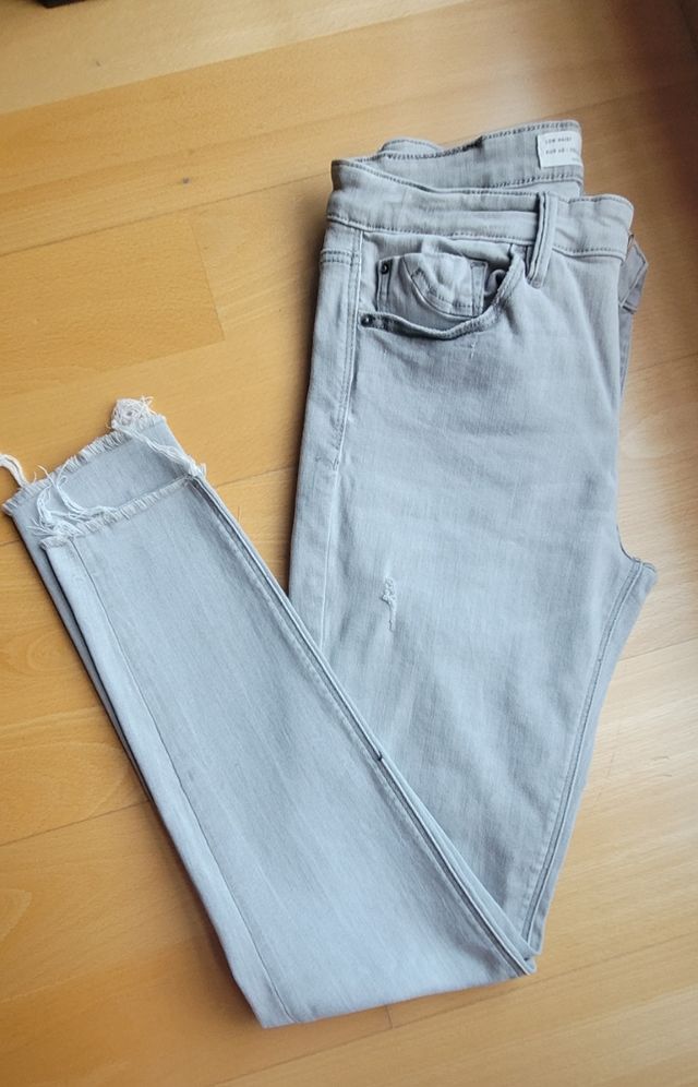 Vaqueros gris nuevo Stradivarius