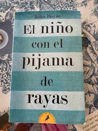 El niño con el pijama de rayas