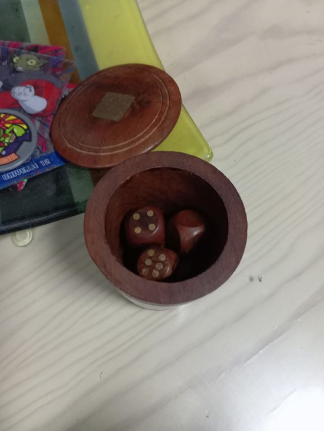 Cubilete de madera.dados adorno