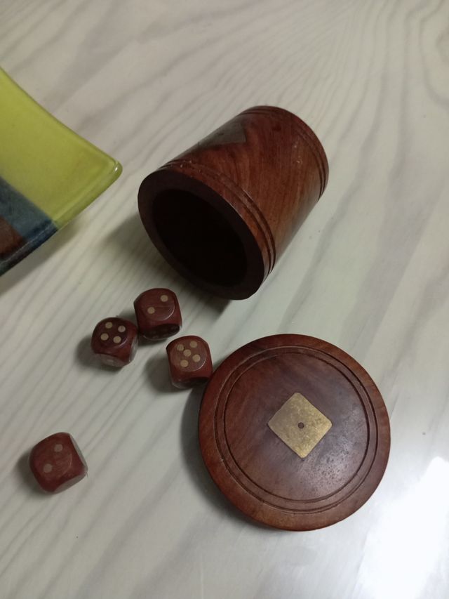 Cubilete de madera.dados adorno