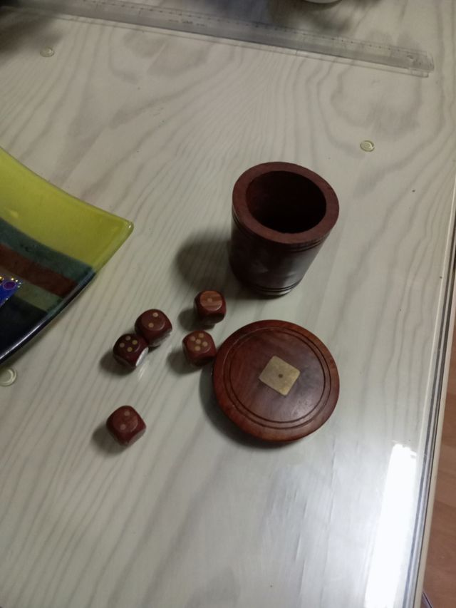 Cubilete de madera.dados adorno