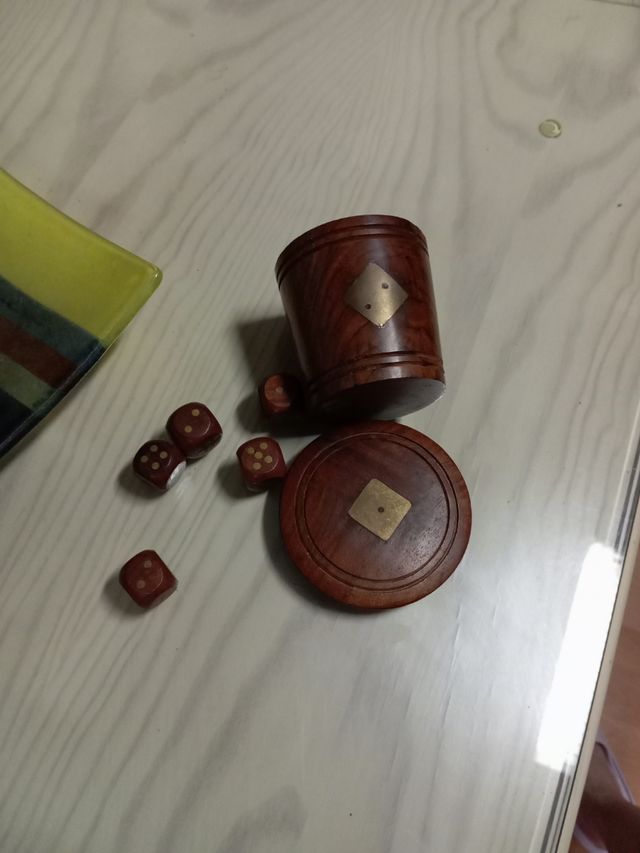 Cubilete de madera.dados adorno