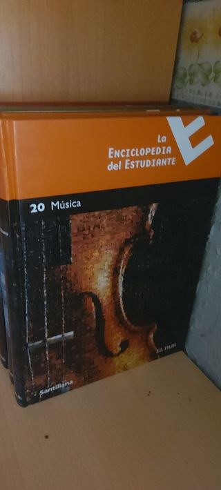 Enciclopedias Santillana 8x5=40. X 35€ las 8 encic